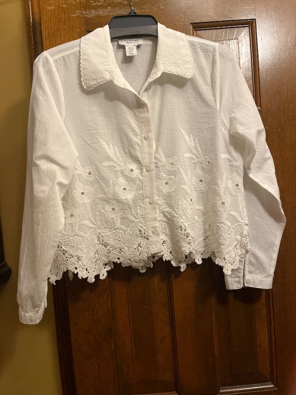Very pretty White Cotton Semi-cropped Lace Trimmed Shirt by Calypso.  Sz. M.